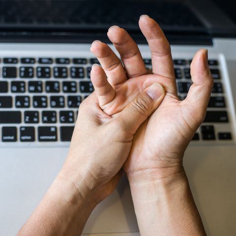 What are the warning signs of a Repetitive Strain Injury?